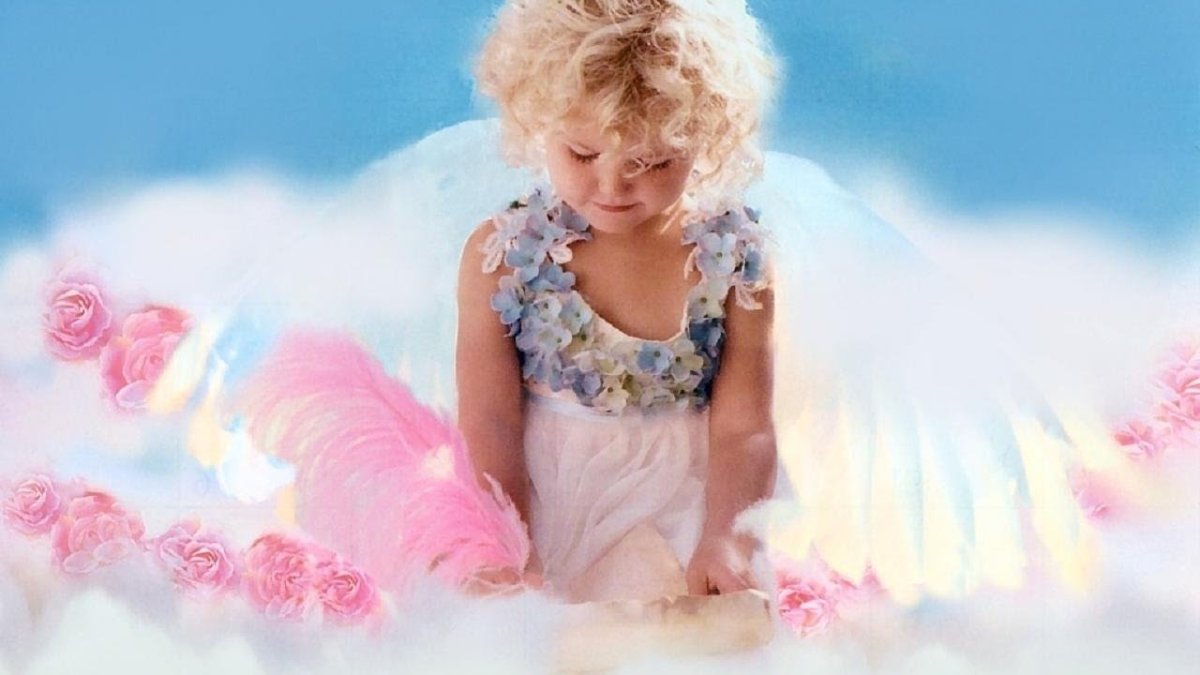 Ангел ребенок в облаках