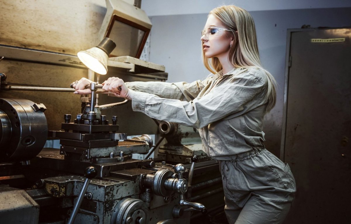 Токарь за станком