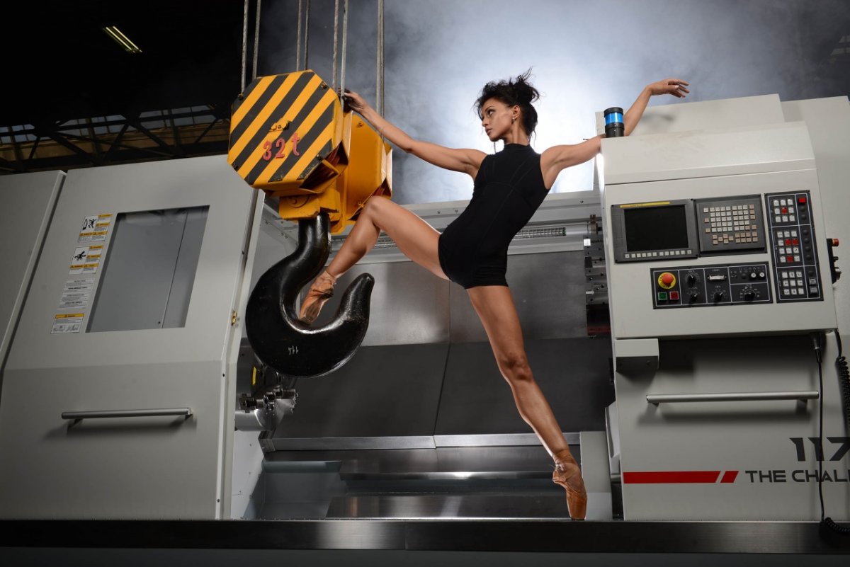 Девушка у станка