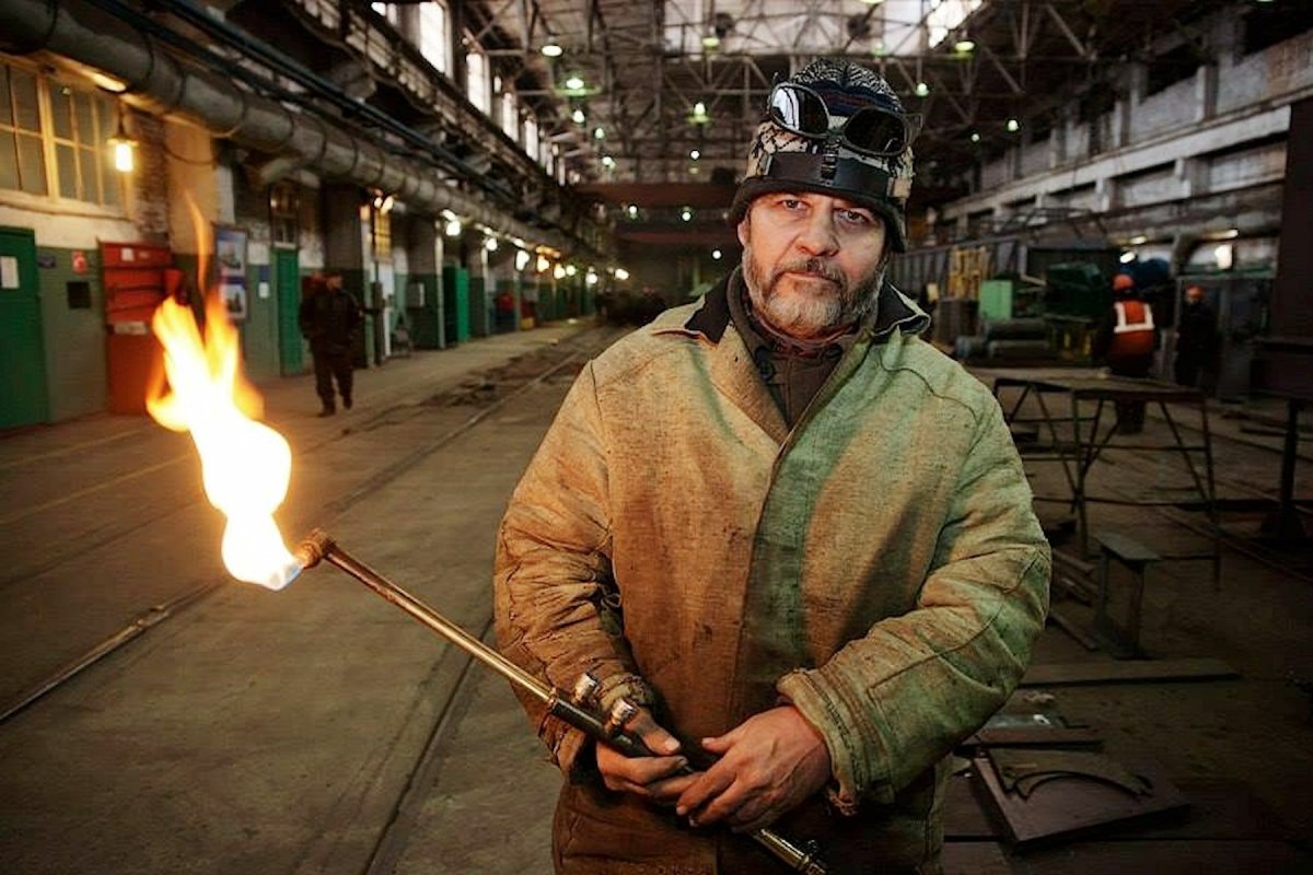 Заводские рабочие