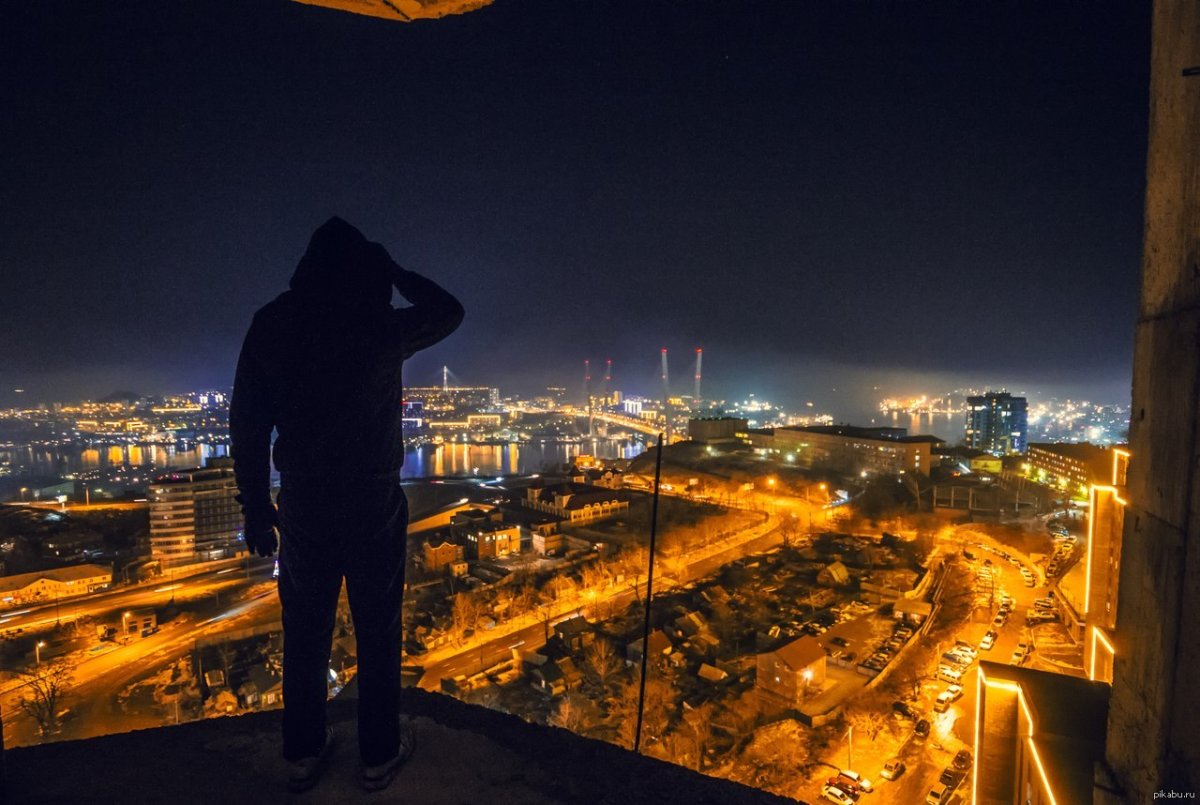 Человек на крыше ночью