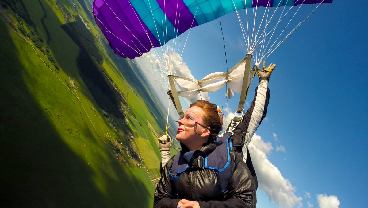 Прыжок с парашютом на закате