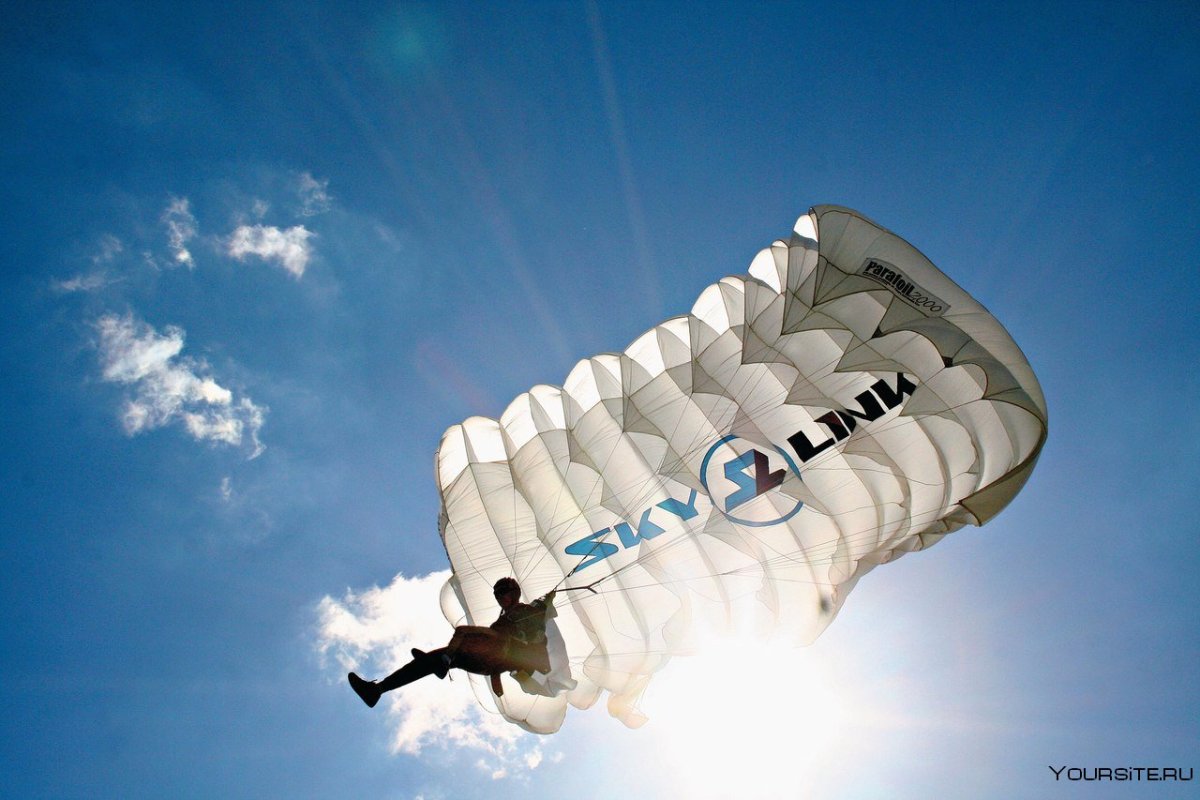 Парашютисты в небе