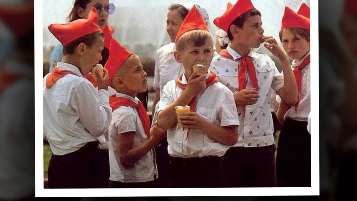 Пионеры мальчик и девочка