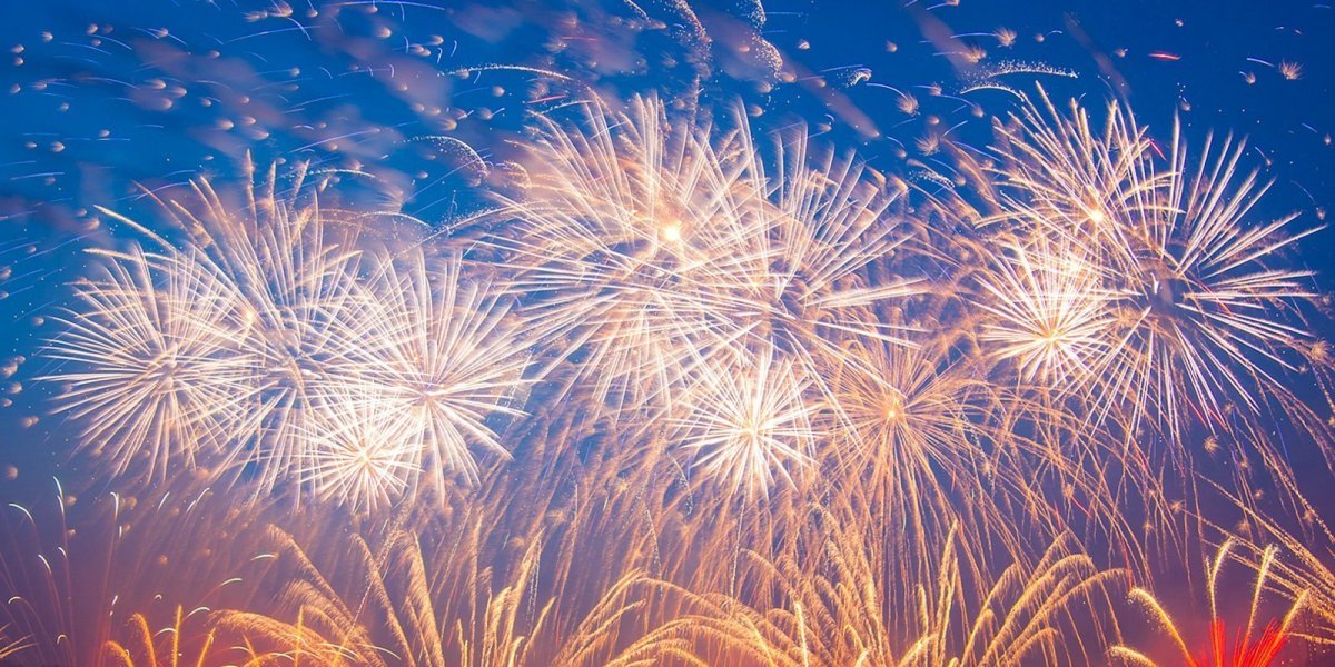 Салют на фоне голубого неба