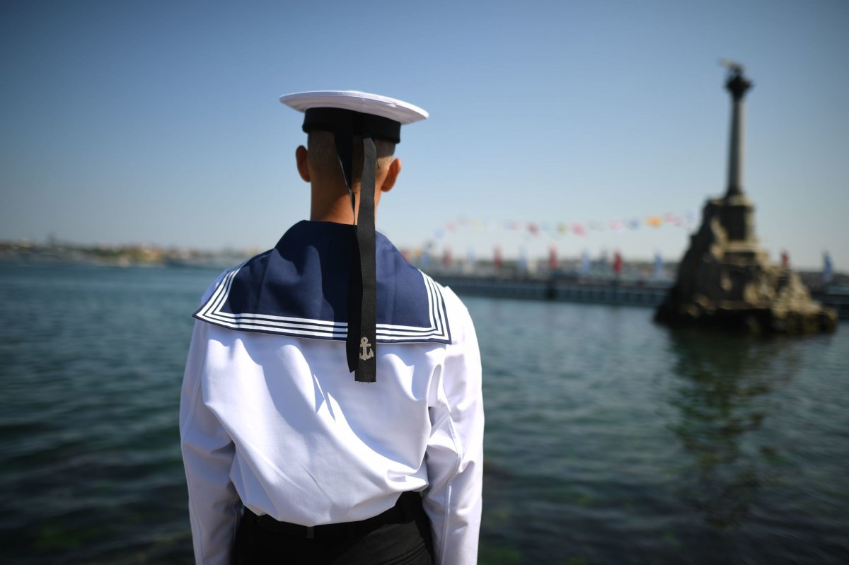 Российский моряк на фоне корабля