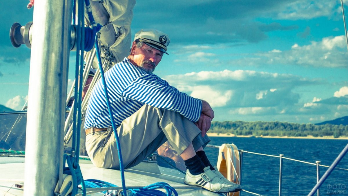 Моряки в море