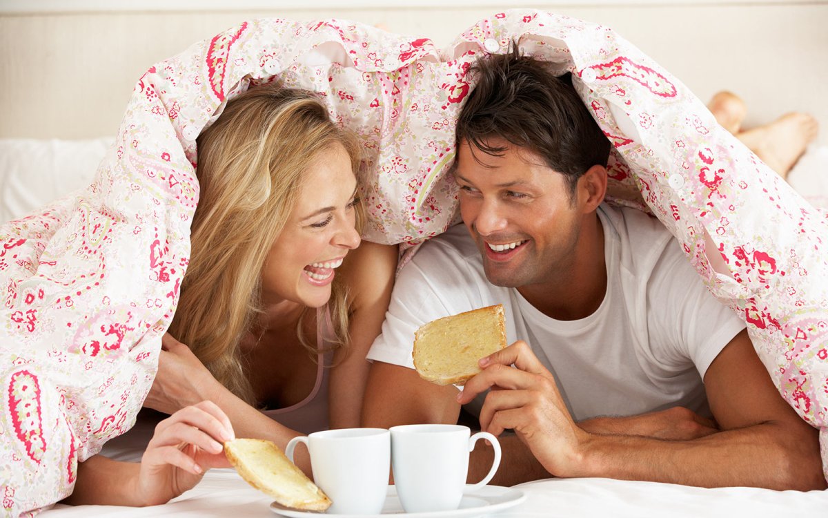 Мужчина и женщина завтракают вместе