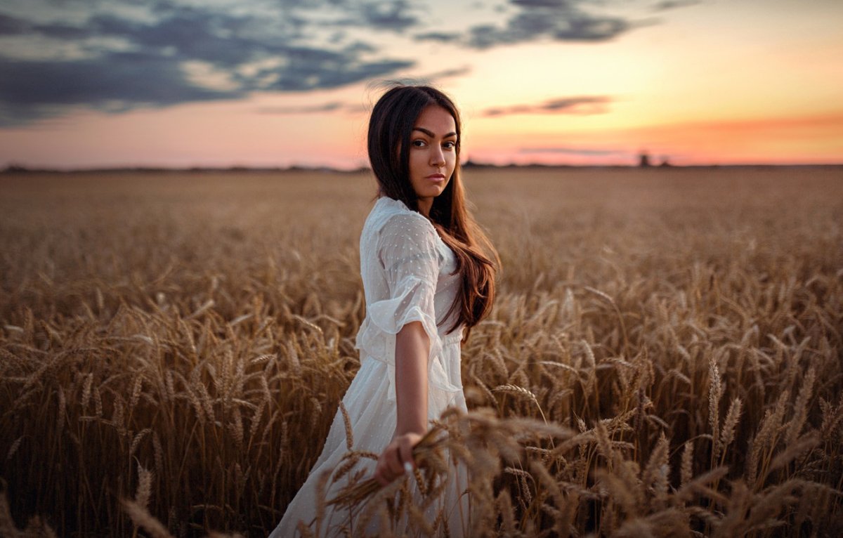 Красивая девушка в поле