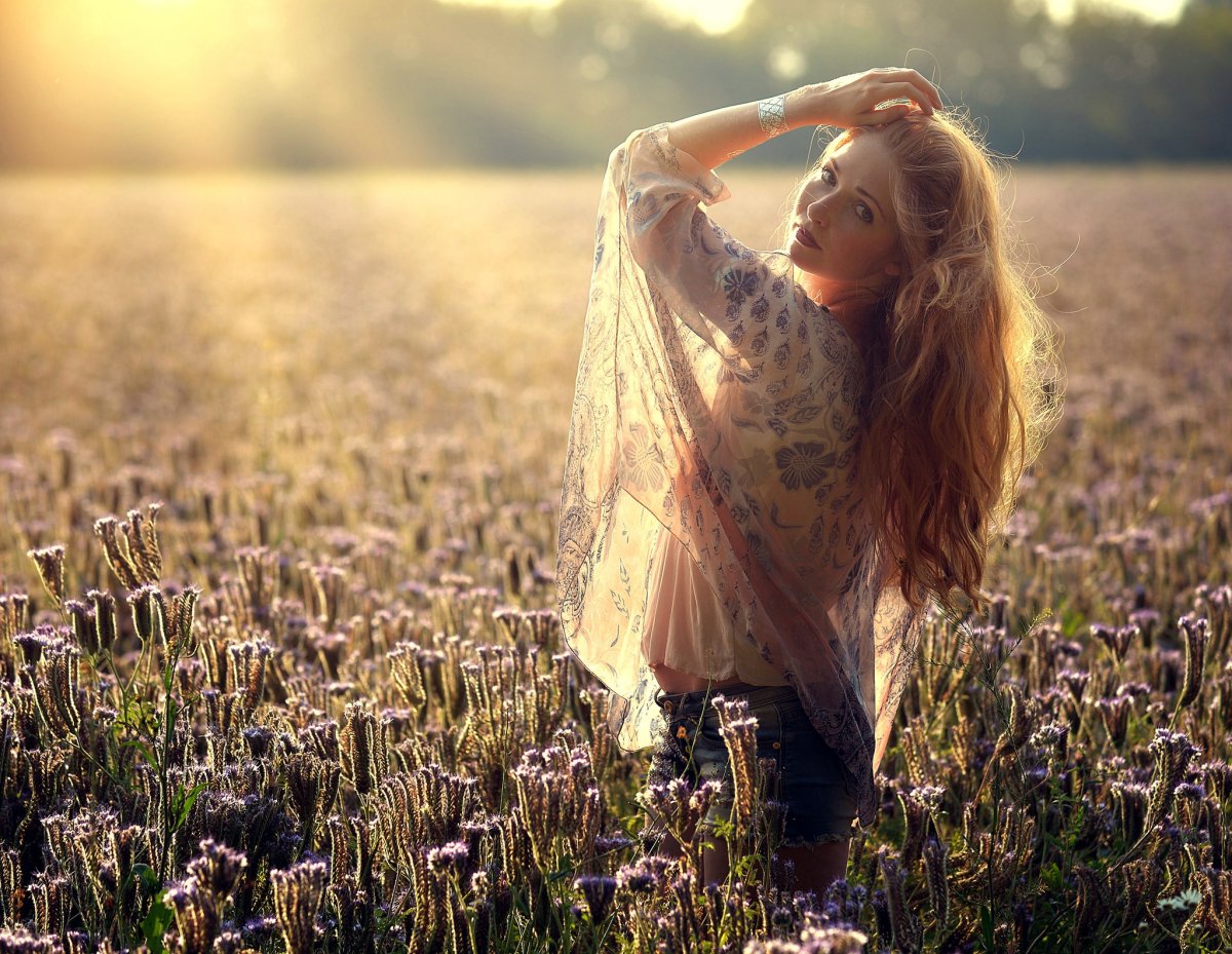 Девушка в поле