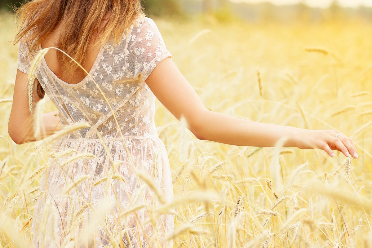 Девушка с пшеничными волосами