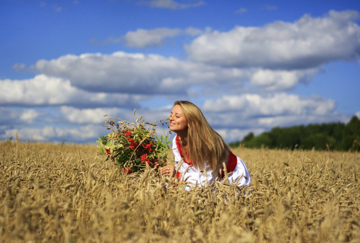 Девушка в поле