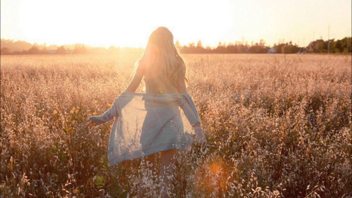 Девушка блондинка в поле