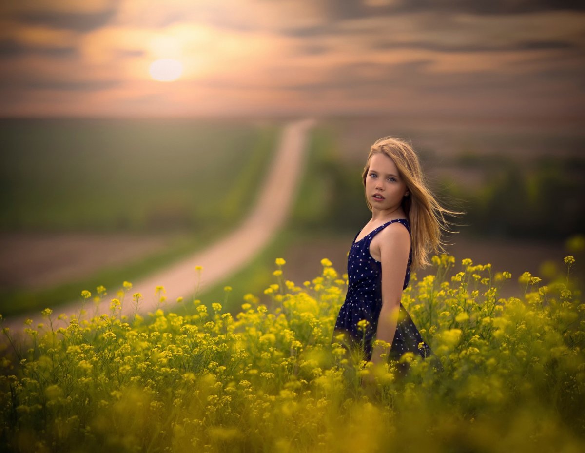 Девочка боком