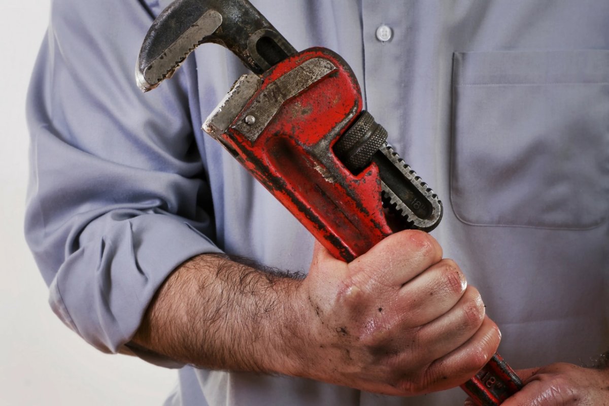 Газовый ключ в руке