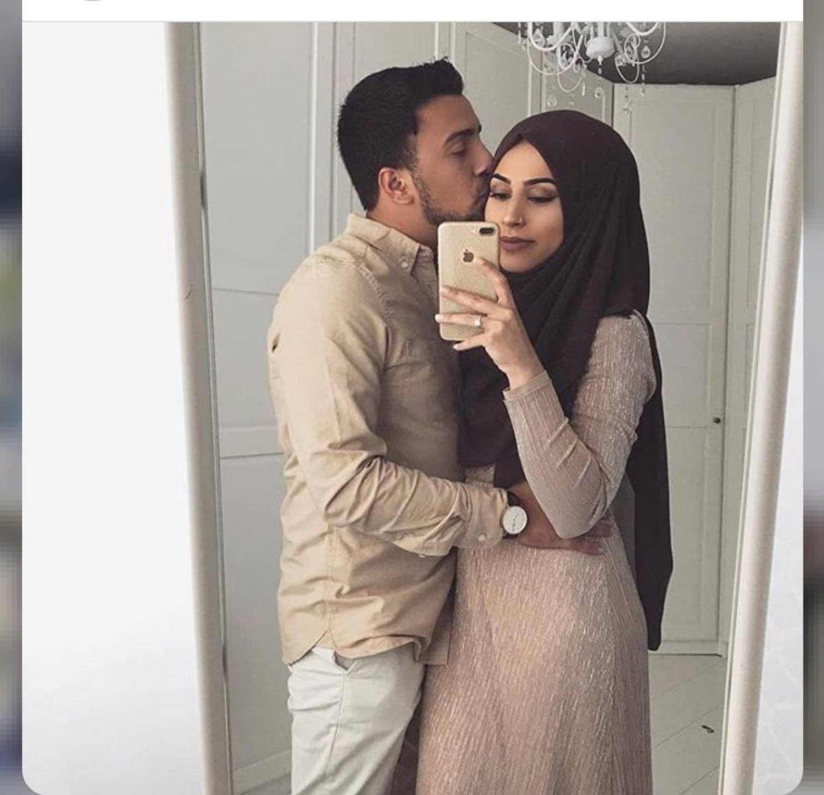 Мусульманская пара обнимается