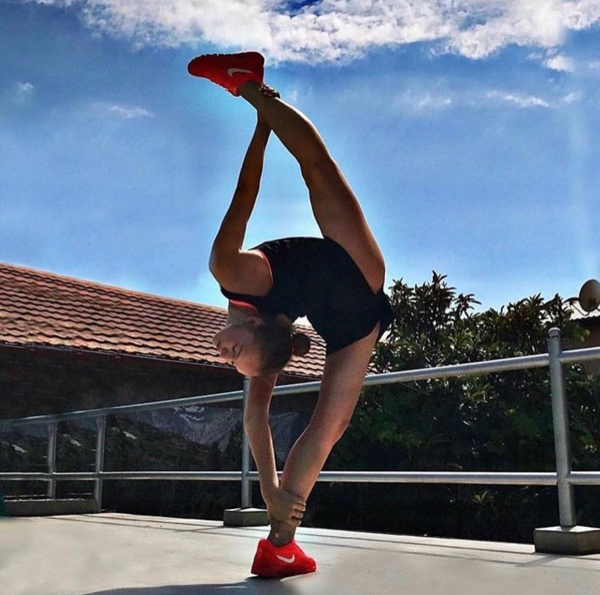 Дина Аверина шпагат на тренировке