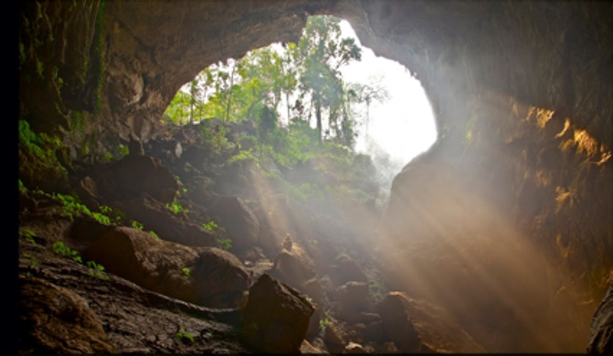 Вид из пещеры на горы