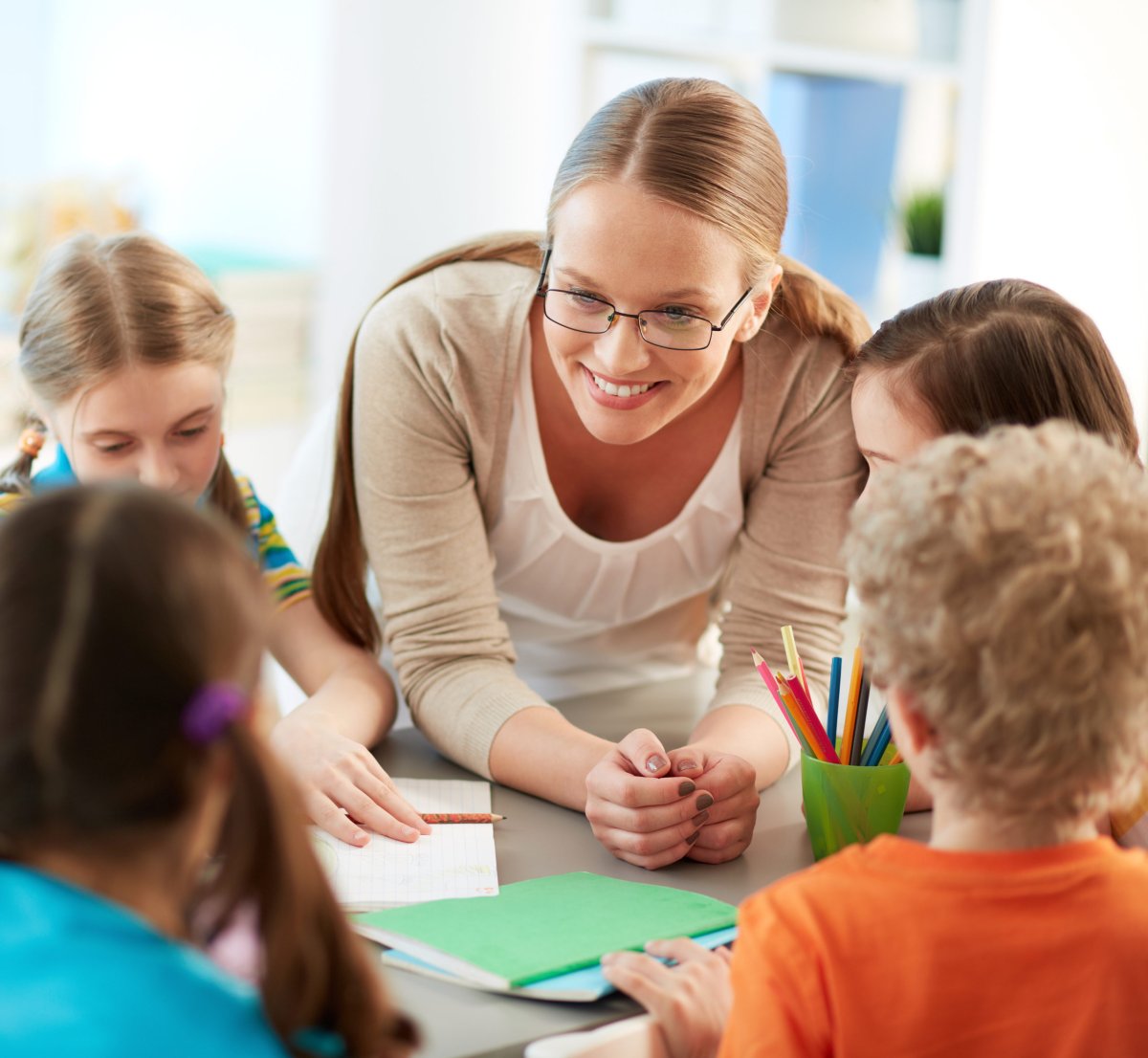 Учитель стоит