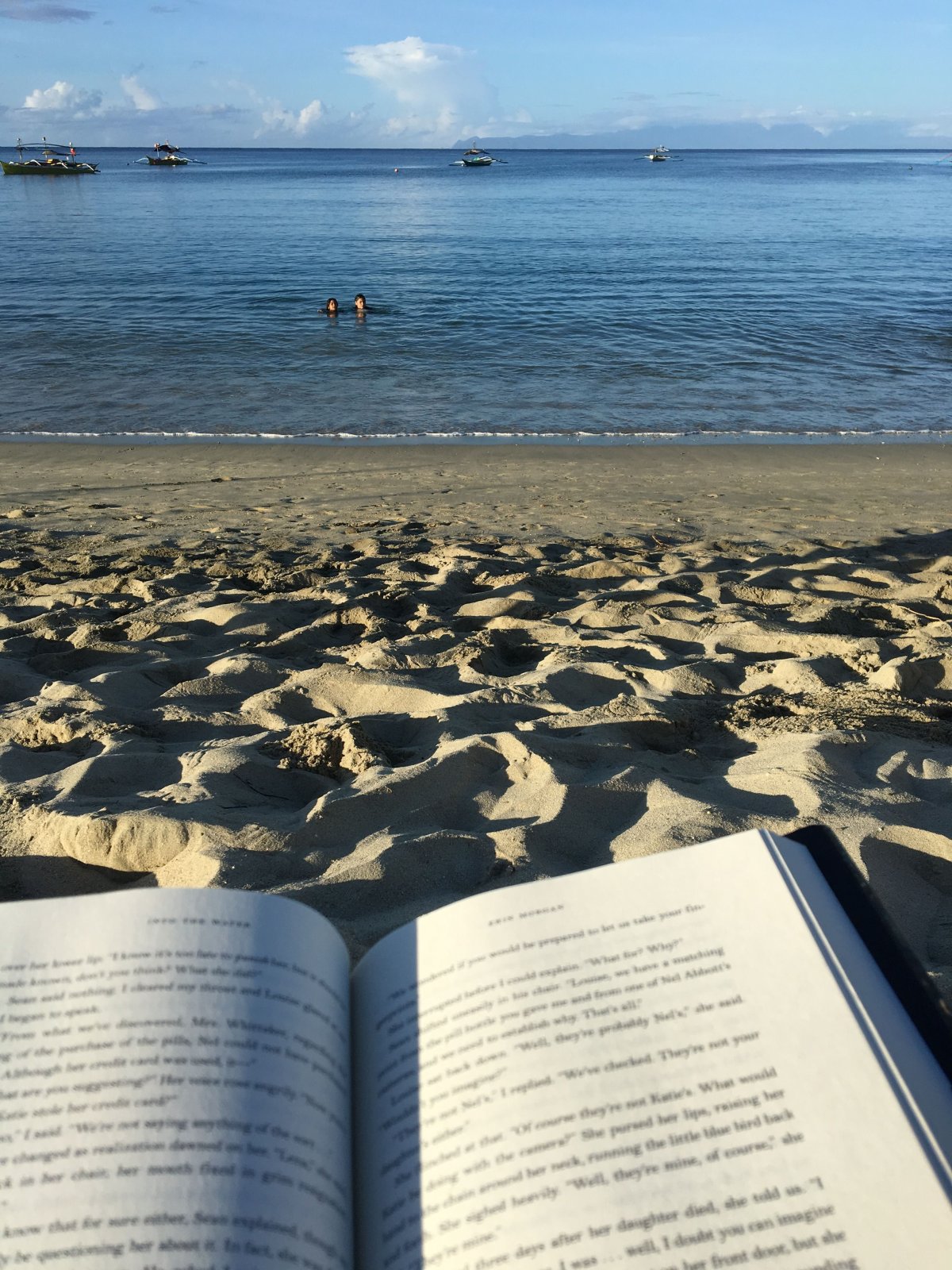 Книга на фоне моря