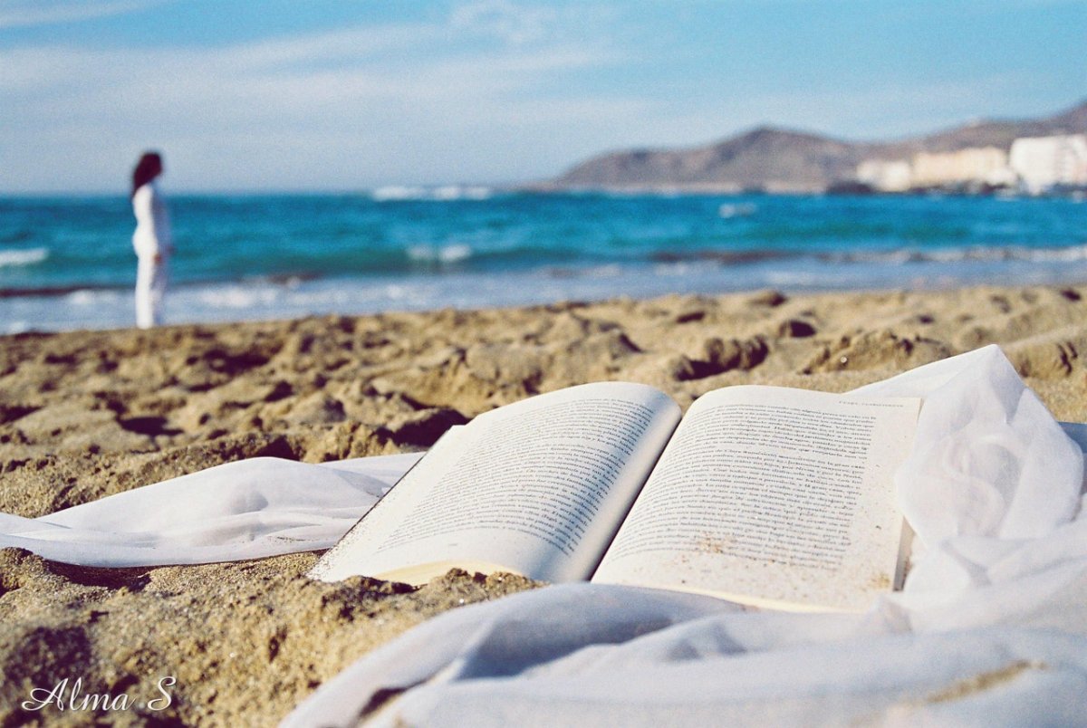 Фотосессия на пляже с книгой