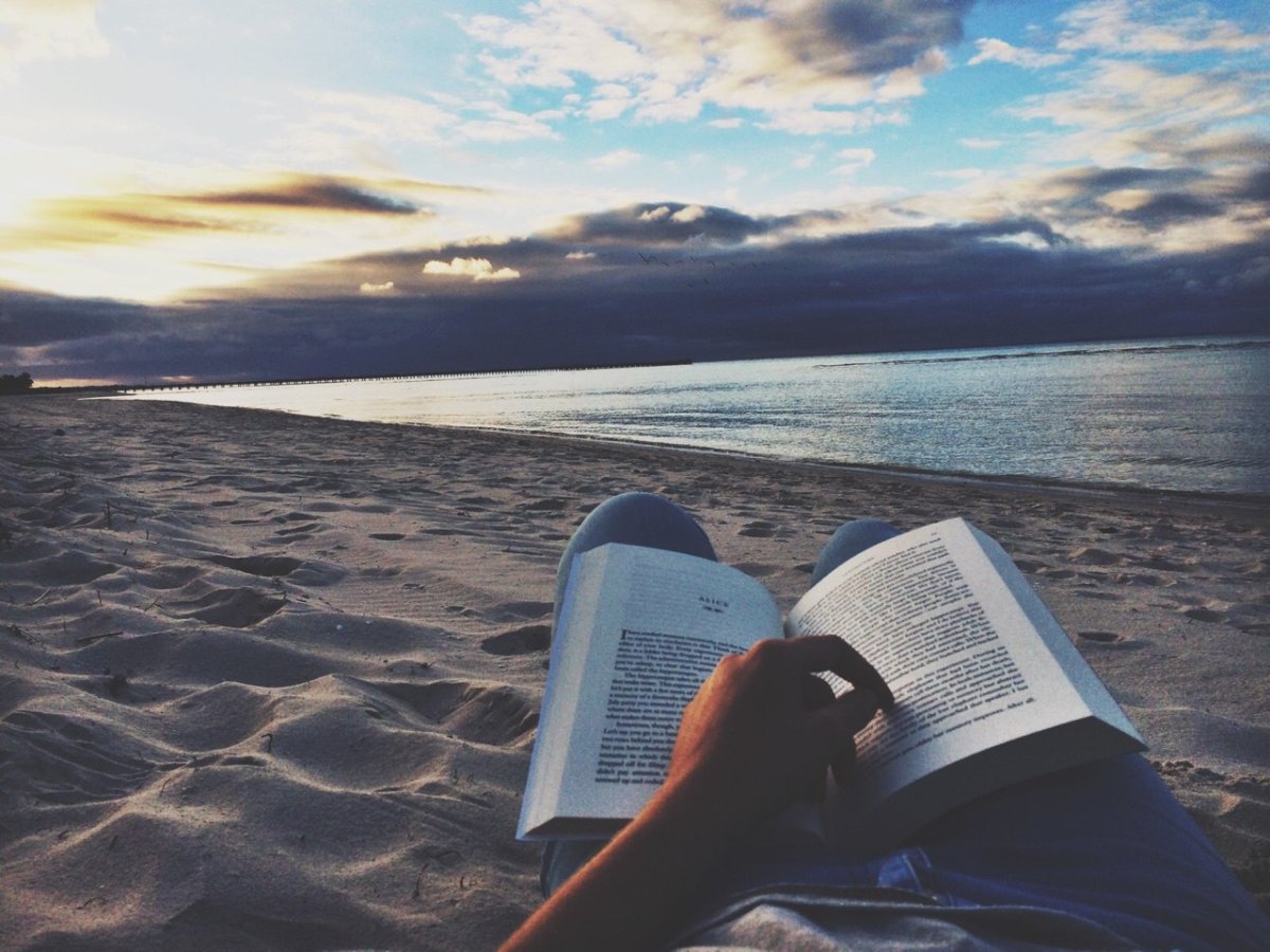 Девушка с книгой на берегу