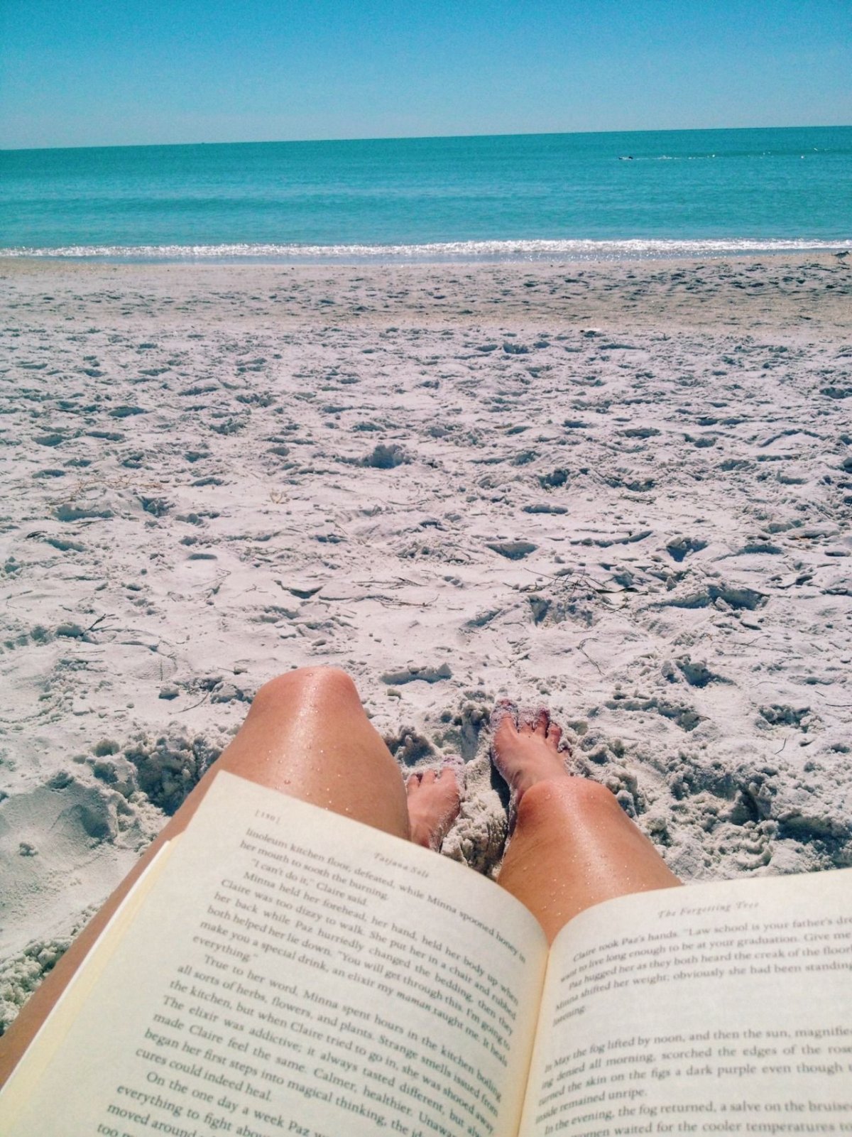 Книга на пляже