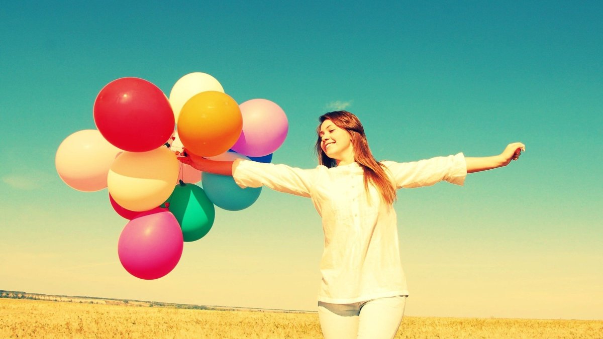 Счастливые люди с шариками