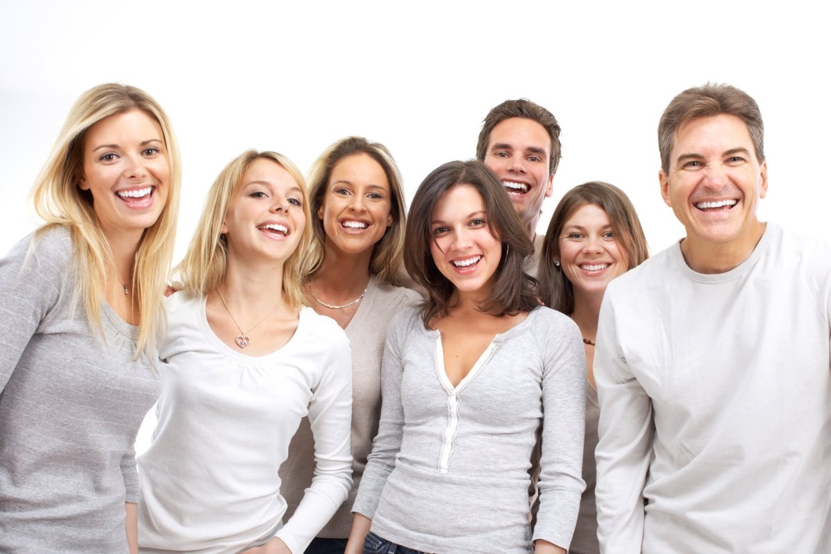 Много молодых людей улыбаются