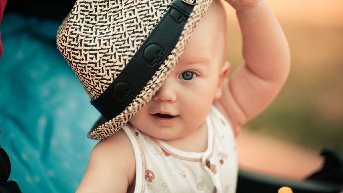 Малыш в шляпе