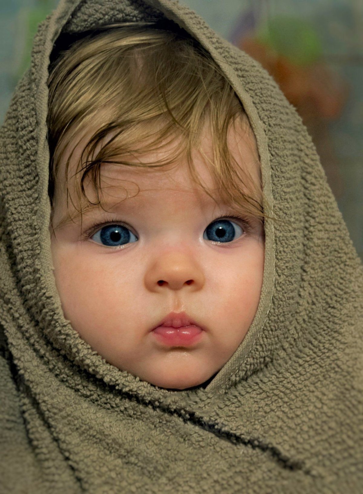 Девочка улыбается