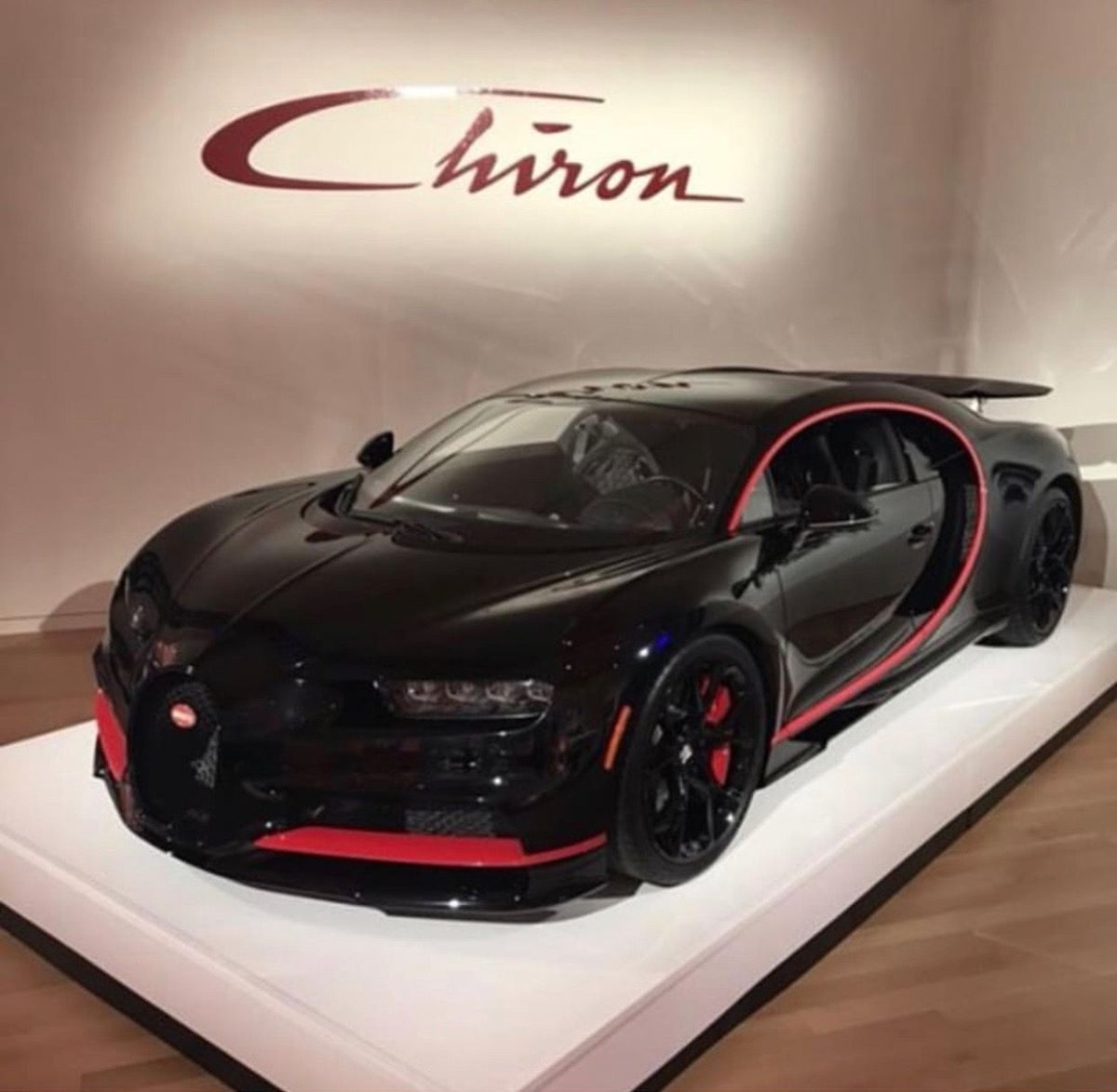Bugatti Chiron черный