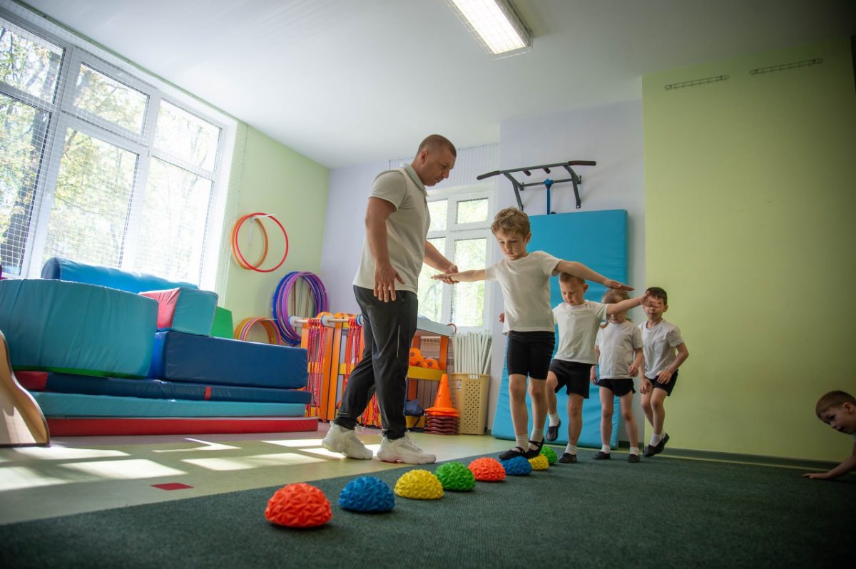 Воспитатель с детьми