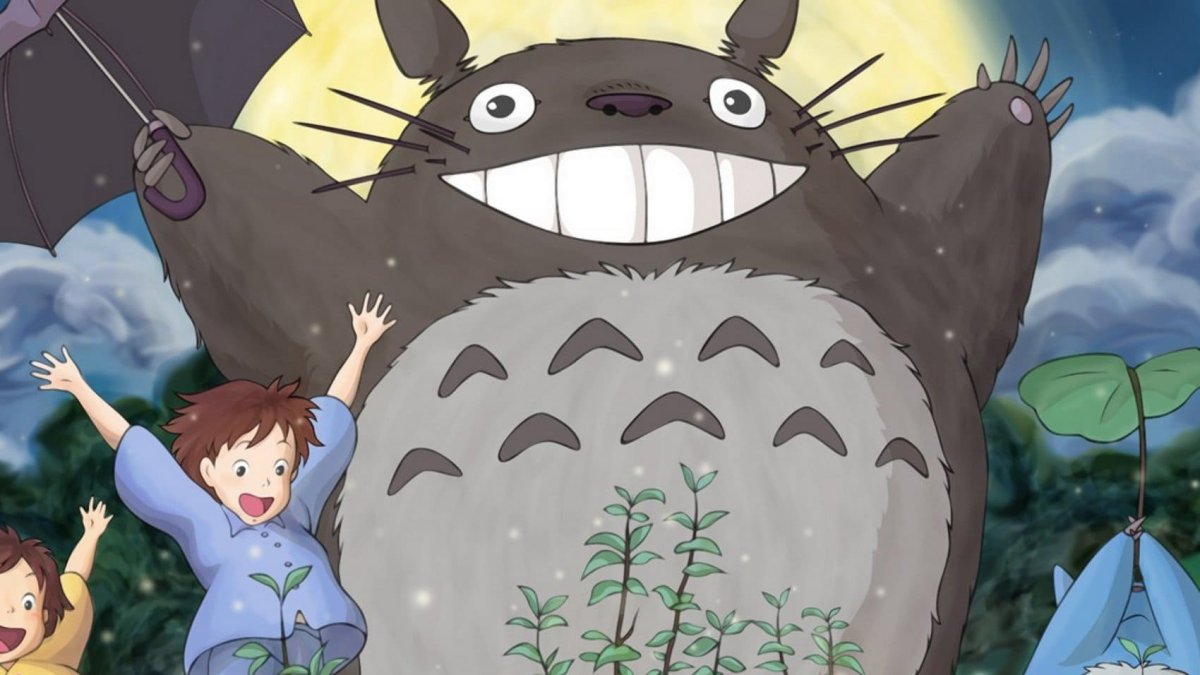 Тоторо на однотонном фоне