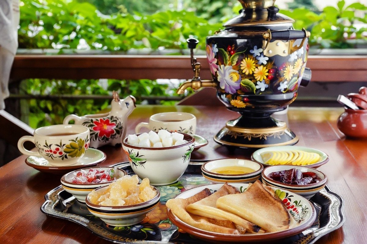 Накрытый стол с самоваром
