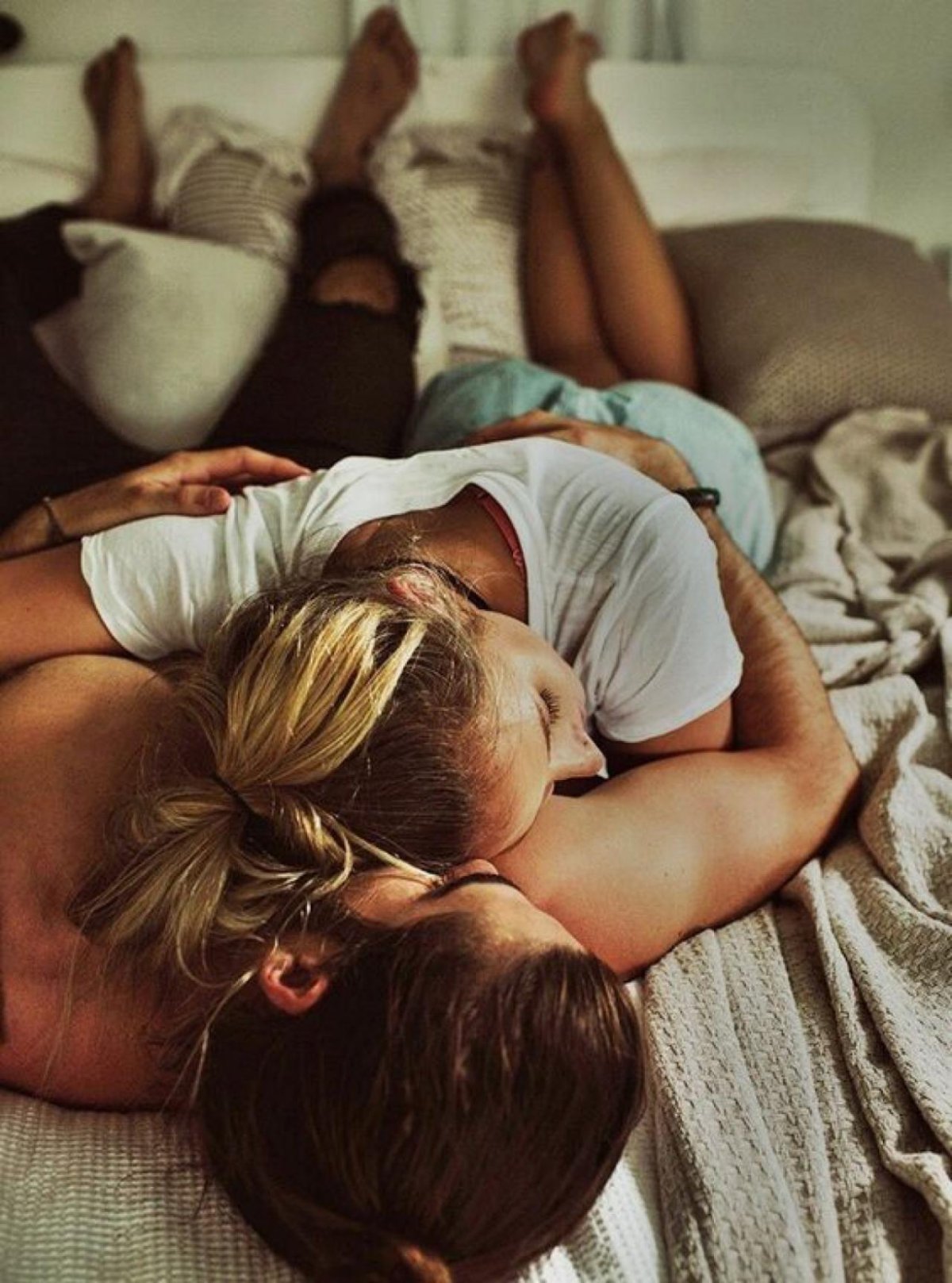 Страстно обнимает