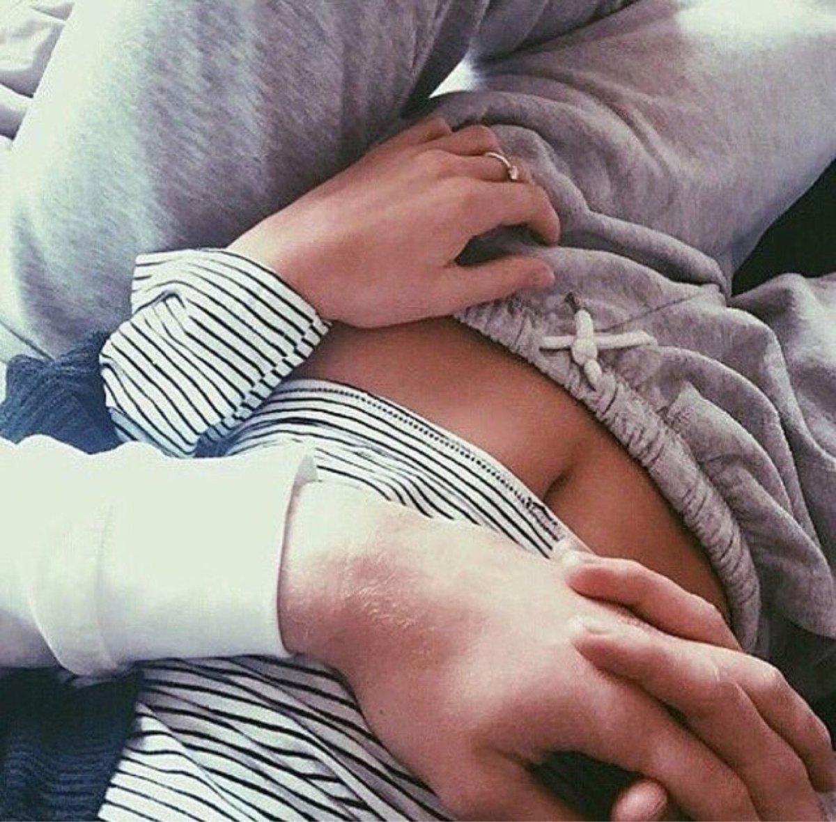 Пары в обнимку без лица