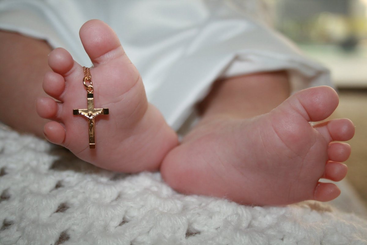 Крестик в руках младенца