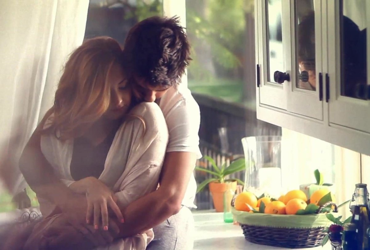 Девушка с парнем обнимаются Королева