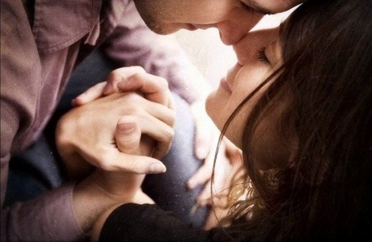 Обнимает с любовью