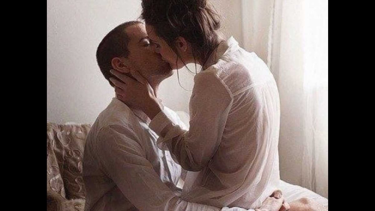 Нежный поцелуй в кровати