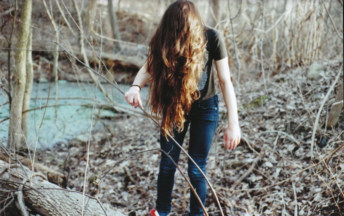 Девочка подросток со спины