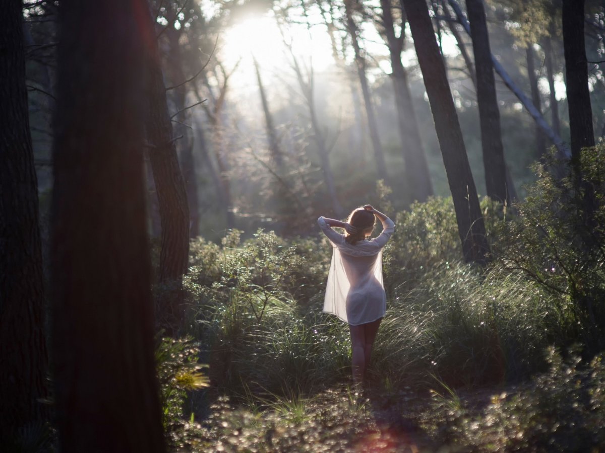 Девушка в лесу