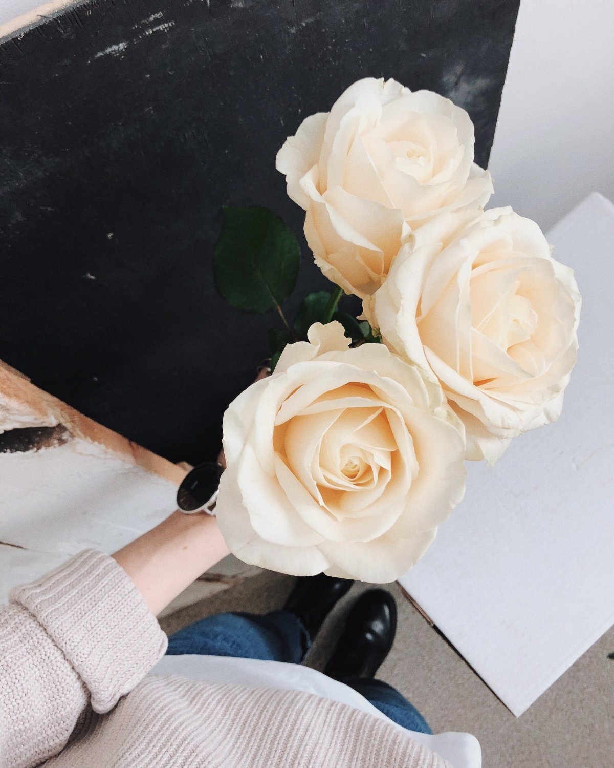 Букет белых роз в руках
