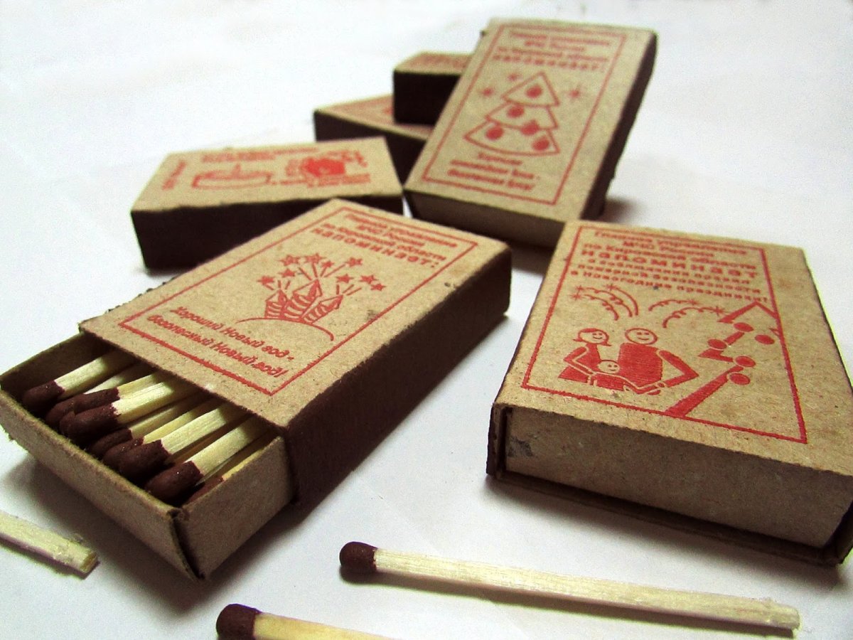 Головки спичек горят