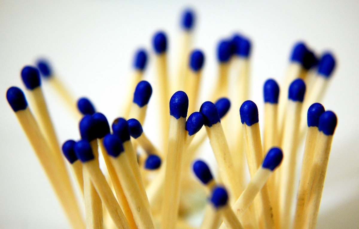 Горящие спички в ряд