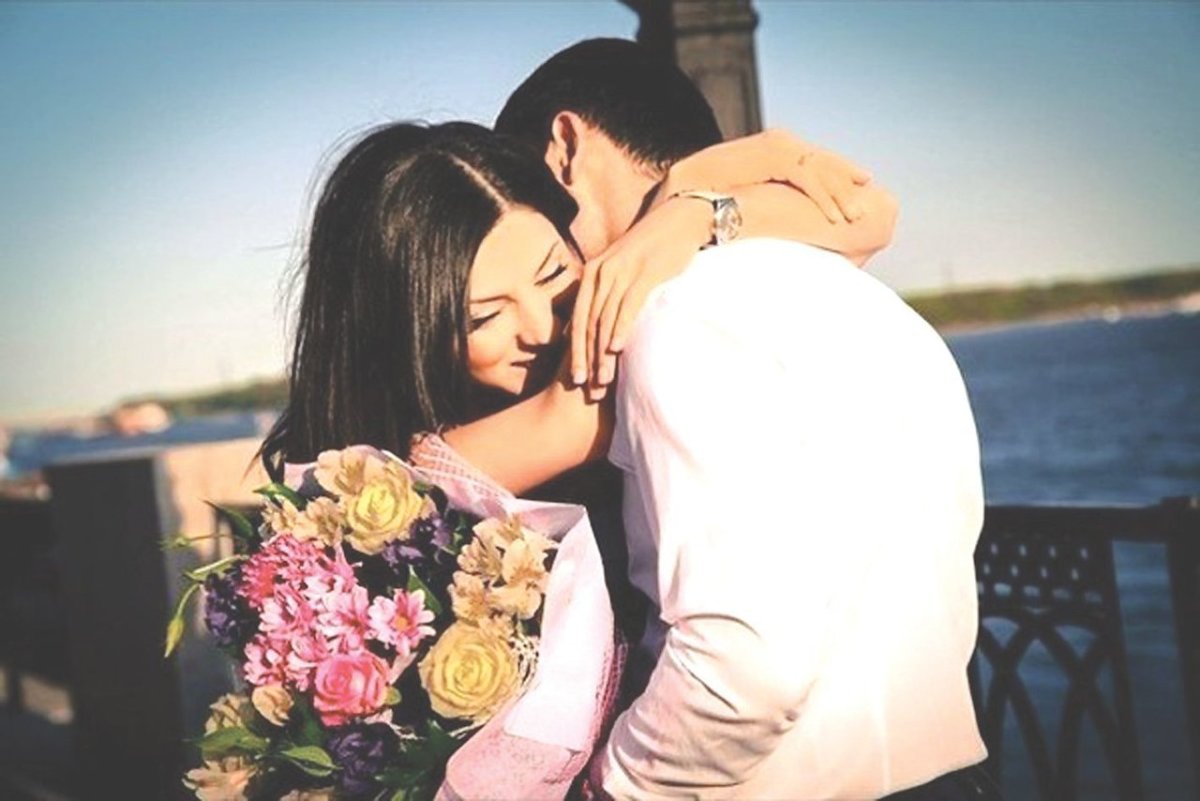 Романтическая пара на море