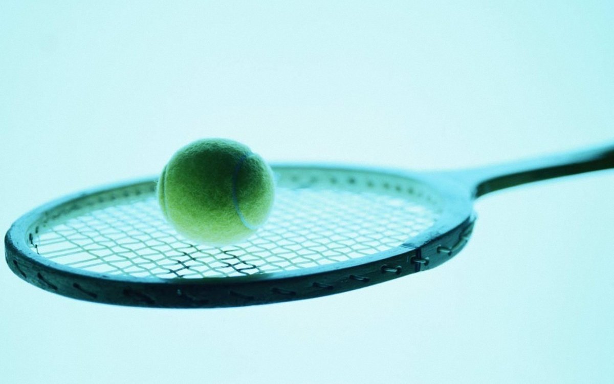 Мужик играет в теннис