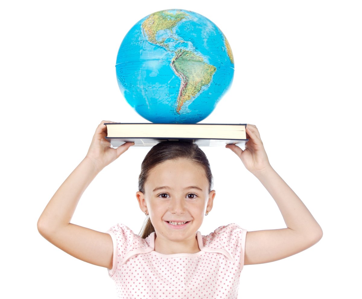 Девочка с головой глобуса