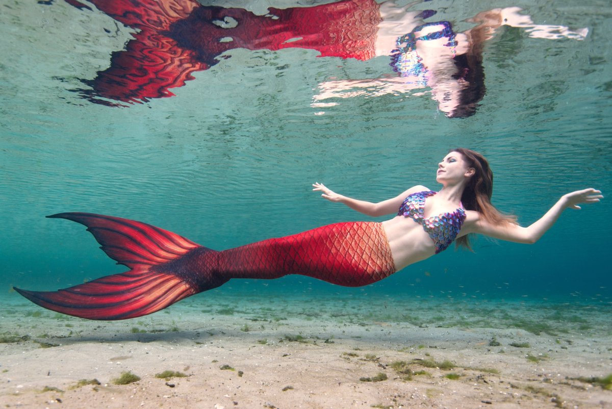 Русалка с красным хвостом